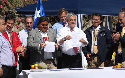 Presidente Piñera y Ministro (s) Palacios firman último trámite administrativo con COMCA para entubamiento del Canal de Azapa