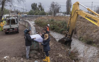 Plan de Invierno: Ministerio de Obras Públicas ejecuta limpieza en 8,1 kilómetros del canal Santa Marta, en Maipú
