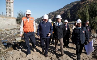 Ministro Undurraga inspecciona trabajos de encauzamiento y limpieza del río Mapocho