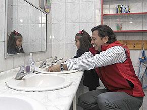 Ministro Golborne inspecciona llegada de agua potable a Leyda