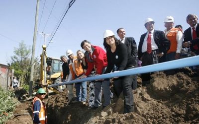 Ministro Golborne inspecciona construcción de servicio de agua potable de Leyda
