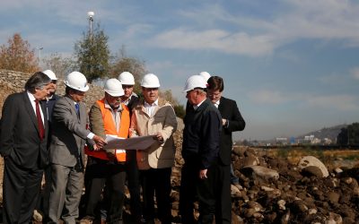 Ministro Undurraga inspeccionó trabajos de limpieza en el río Mapocho