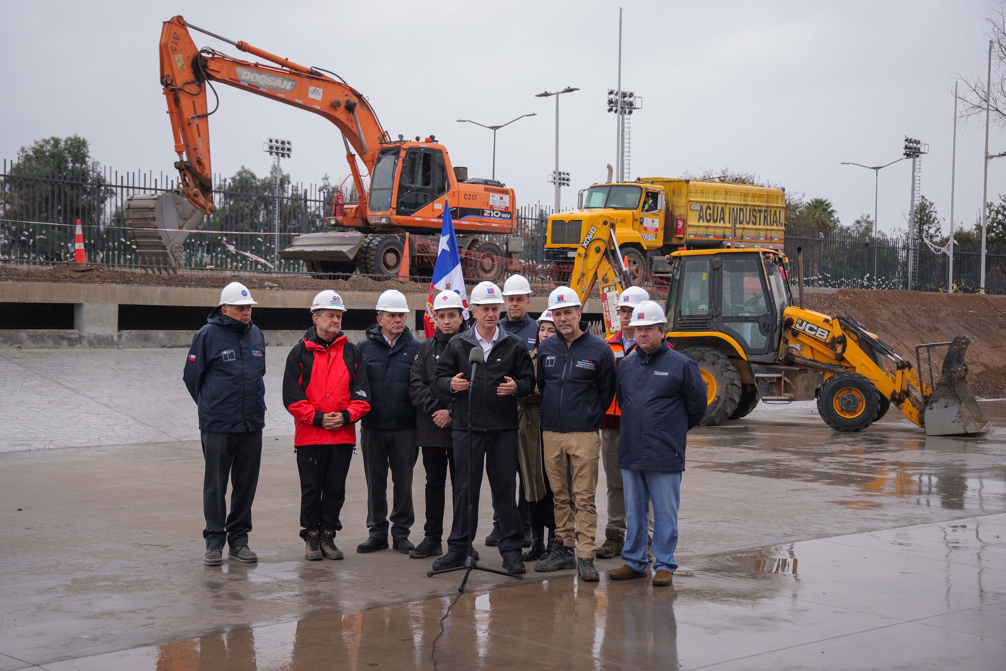 Biministro de Obras Públicas y Transportes y Telecomunicaciones junto al Presidente Kast visitan las obras del Colector Santa Corina en Pudahuel y reiteran el llamado a evitar riesgos innecesarios