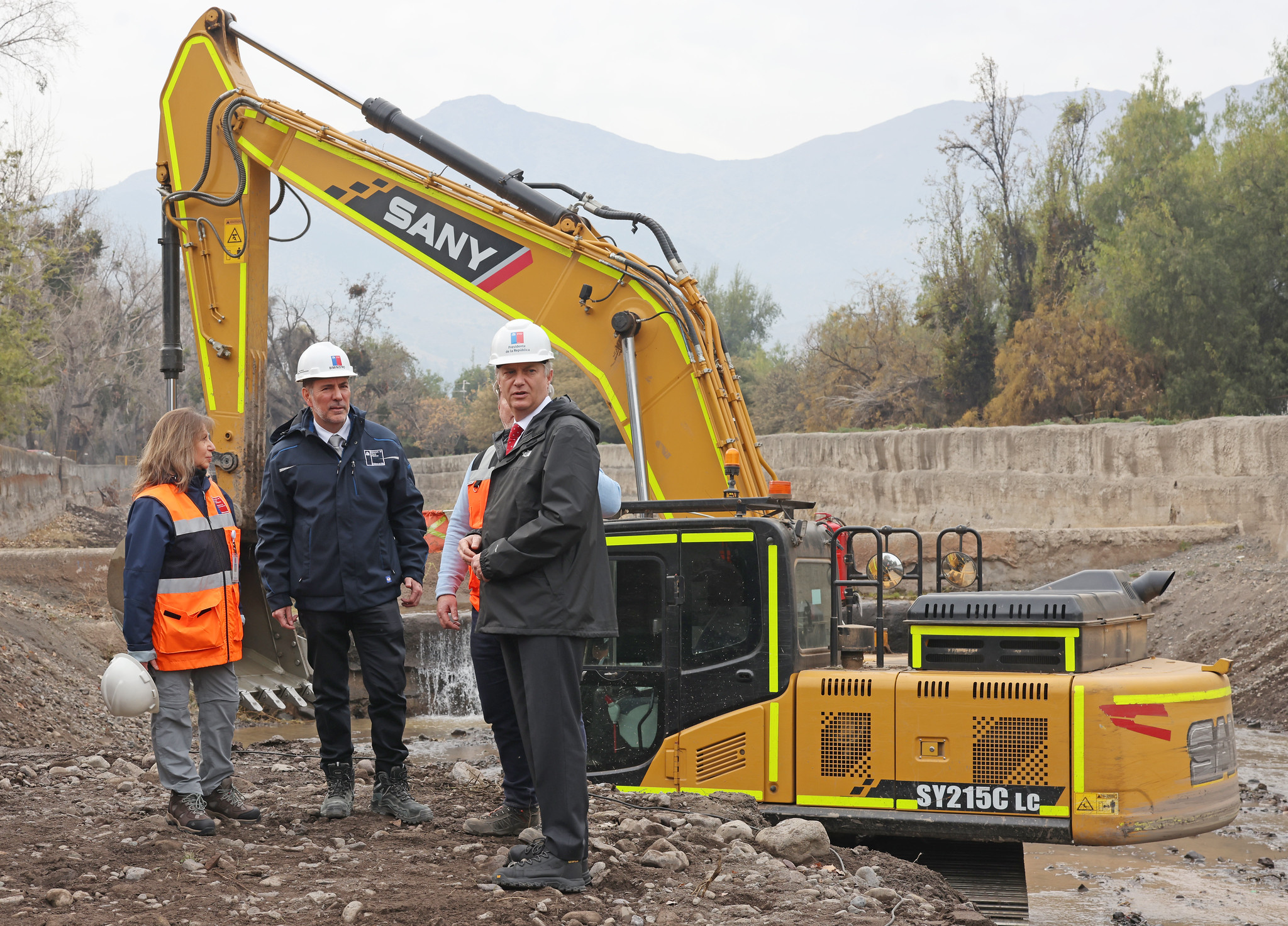 El Biministro de Obras Públicas y Transporte y Telecomunicaciones junto al Presidente Kast supervisa los trabajos de limpieza de la Quebrada de Ramón ante próximo al sistema frontal