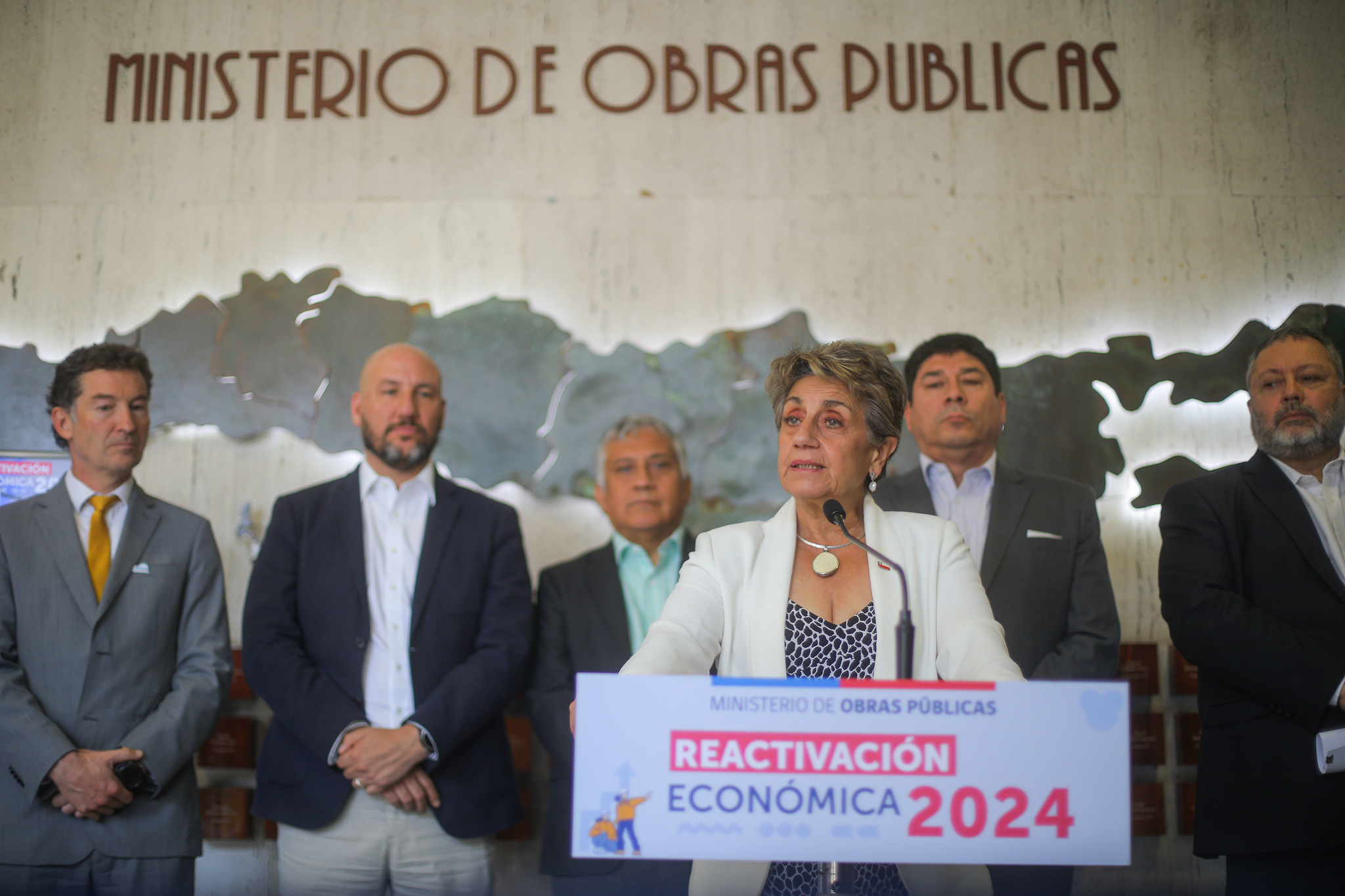 Ministra López anuncia inversión directa del MOP por $3,6 billones y la generación de 100 mil nuevos empleos en 2024